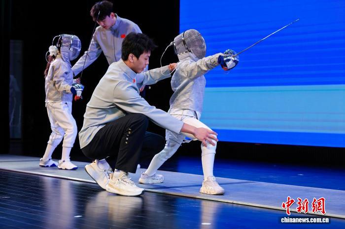 西安校园迎来击剑冠军“格斗芭蕾”，青少年零