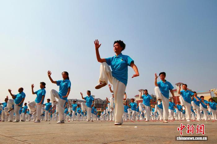 鄱阳湖畔太极热潮持续升温都昌百名拳友晨练成