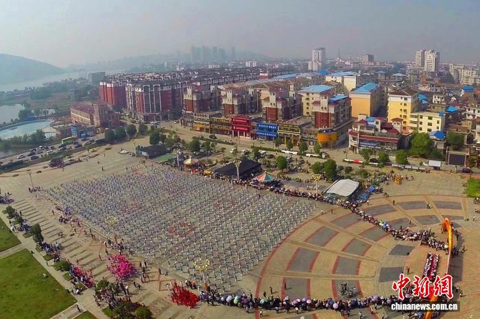 鄱阳湖畔太极热潮持续升温都昌百名拳友晨练成