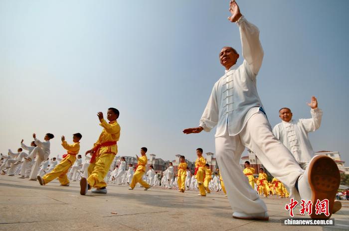 鄱阳湖畔太极热潮持续升温都昌百名拳友晨练成