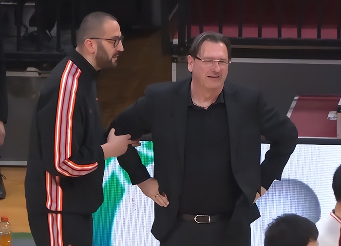 辽篮主场力克福建男篮 皮特森双刃剑成胜负关键