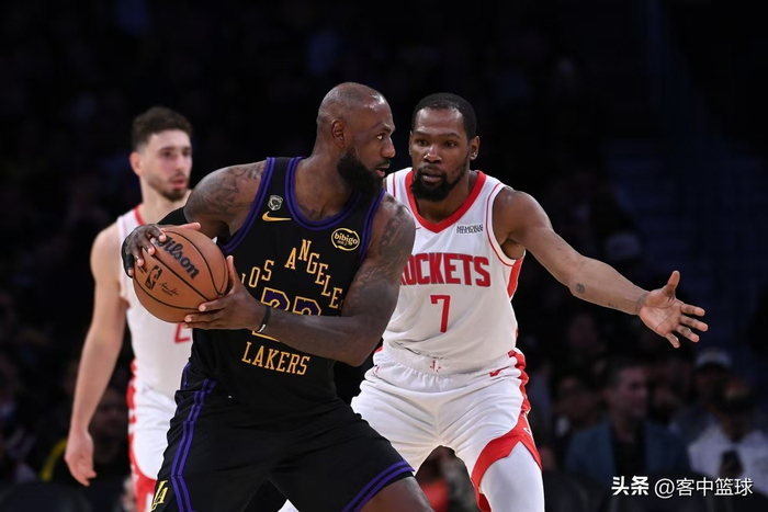 詹姆斯暴扣终结火箭 系列赛2-0领先引热议