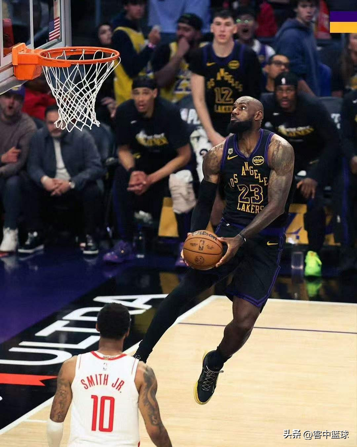 詹姆斯暴扣终结火箭 系列赛2-0领先引热议