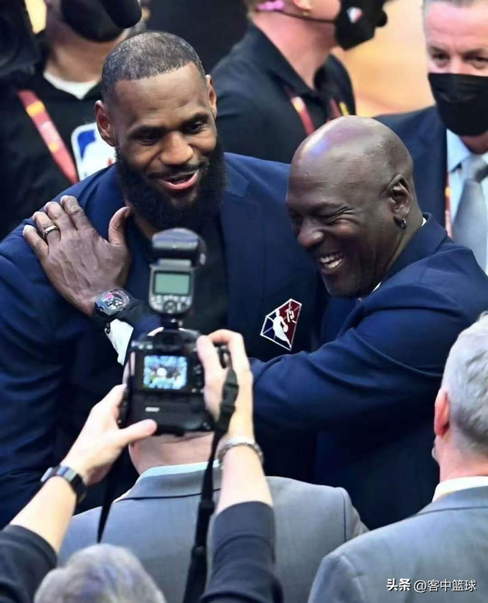詹姆斯暴扣终结火箭 系列赛2-0领先引热议