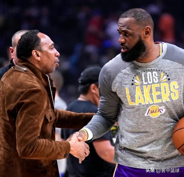 詹姆斯暴扣终结火箭 系列赛2-0领先引热议